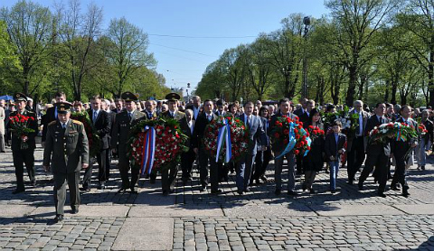 День Победы в столице Латвии завершился праздничным салютом